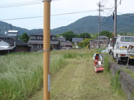 休耕田　草刈　作業中